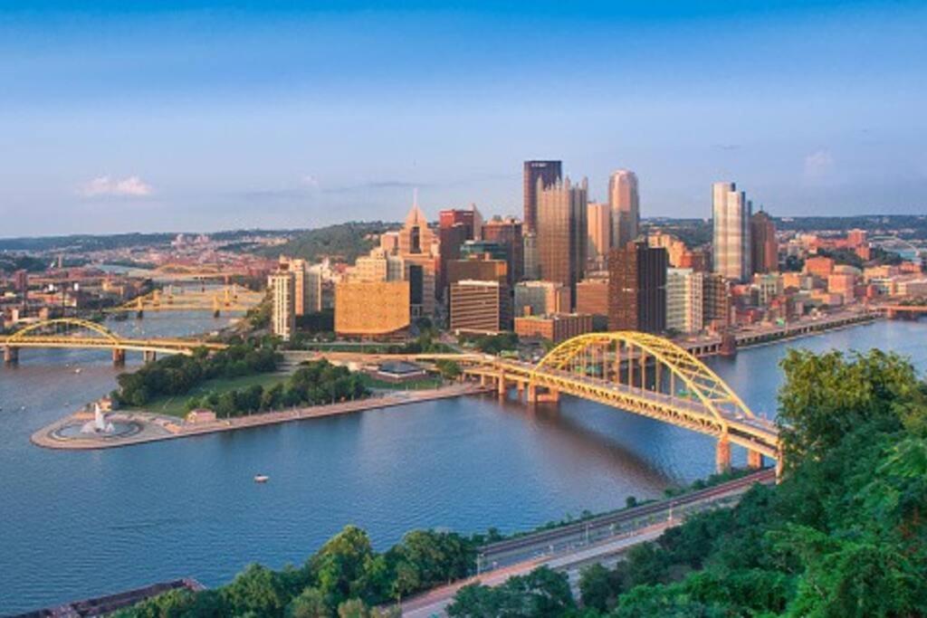 4 Bedroom 3 Bath Sleeps 10 Pet Friendly Private Backyard, 2 Car Garage, City Views, Close To All Stadiums And Casino Pittsburgh Exterior foto