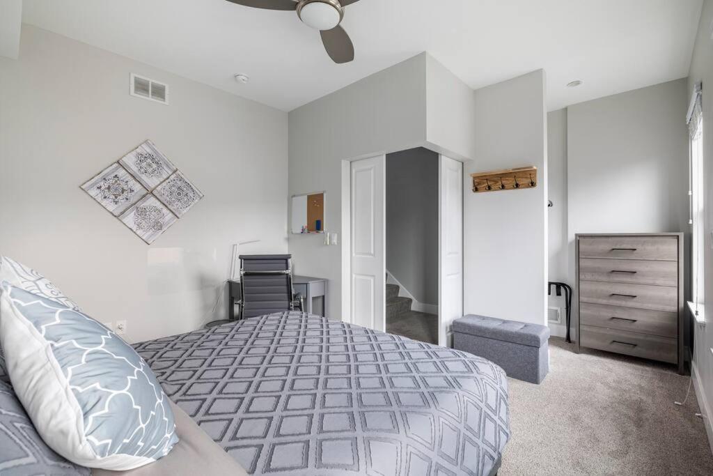 4 Bedroom 3 Bath Sleeps 10 Pet Friendly Private Backyard, 2 Car Garage, City Views, Close To All Stadiums And Casino Pittsburgh Exterior foto