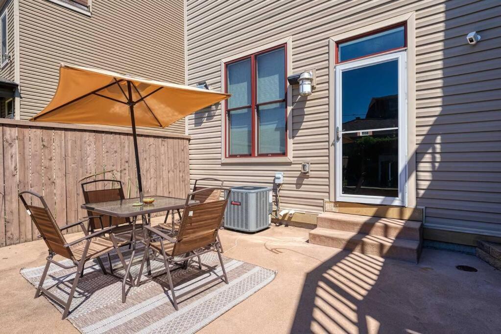 4 Bedroom 3 Bath Sleeps 10 Pet Friendly Private Backyard, 2 Car Garage, City Views, Close To All Stadiums And Casino Pittsburgh Exterior foto
