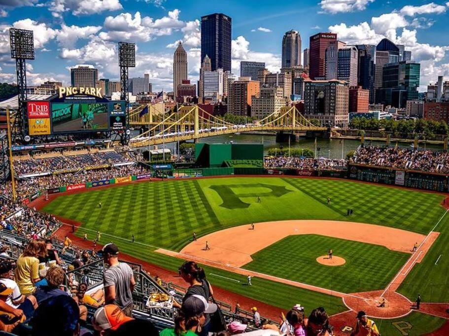 4 Bedroom 3 Bath Sleeps 10 Pet Friendly Private Backyard, 2 Car Garage, City Views, Close To All Stadiums And Casino Pittsburgh Exterior foto